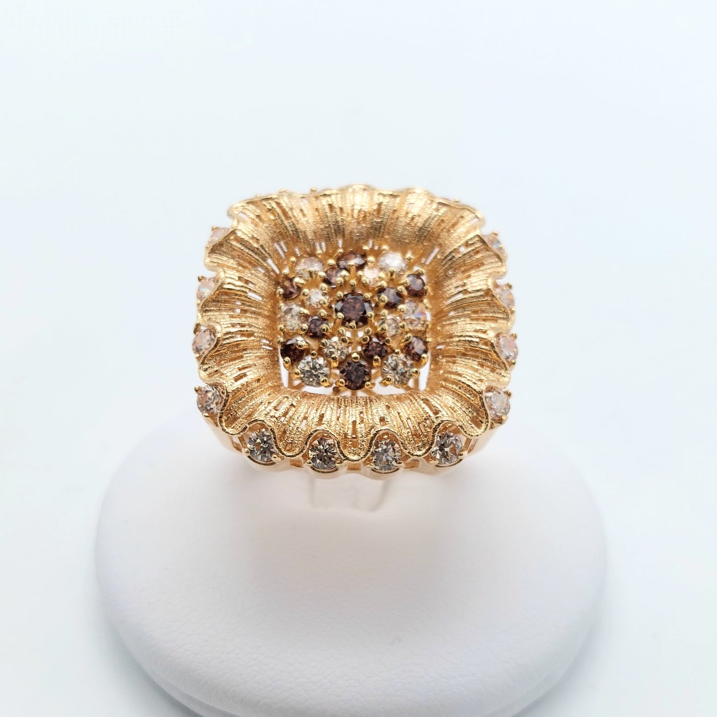 Anello da donna in oro giallo 18 KT ,con zirconi bianchi e brown. AN-ORO077.