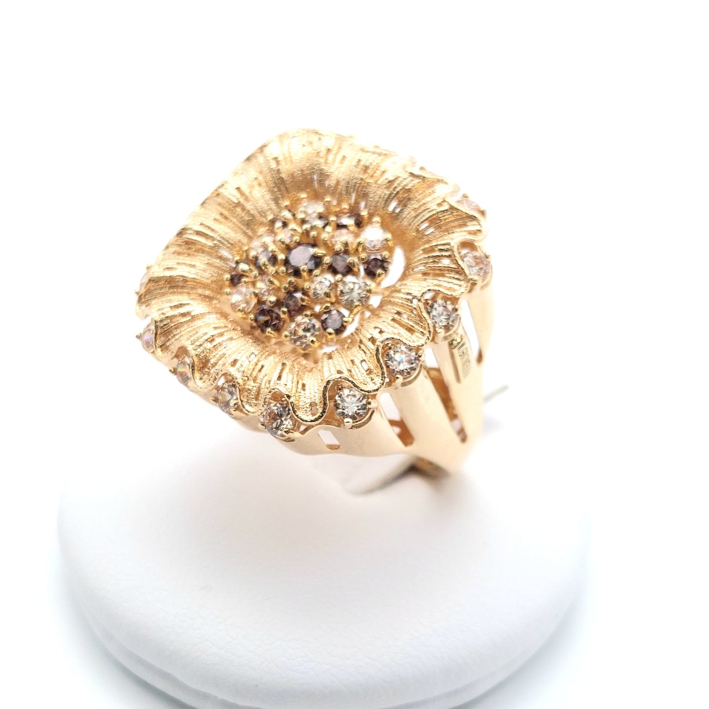 Anello da donna in oro giallo 18 KT ,con zirconi bianchi e brown. AN-ORO077.