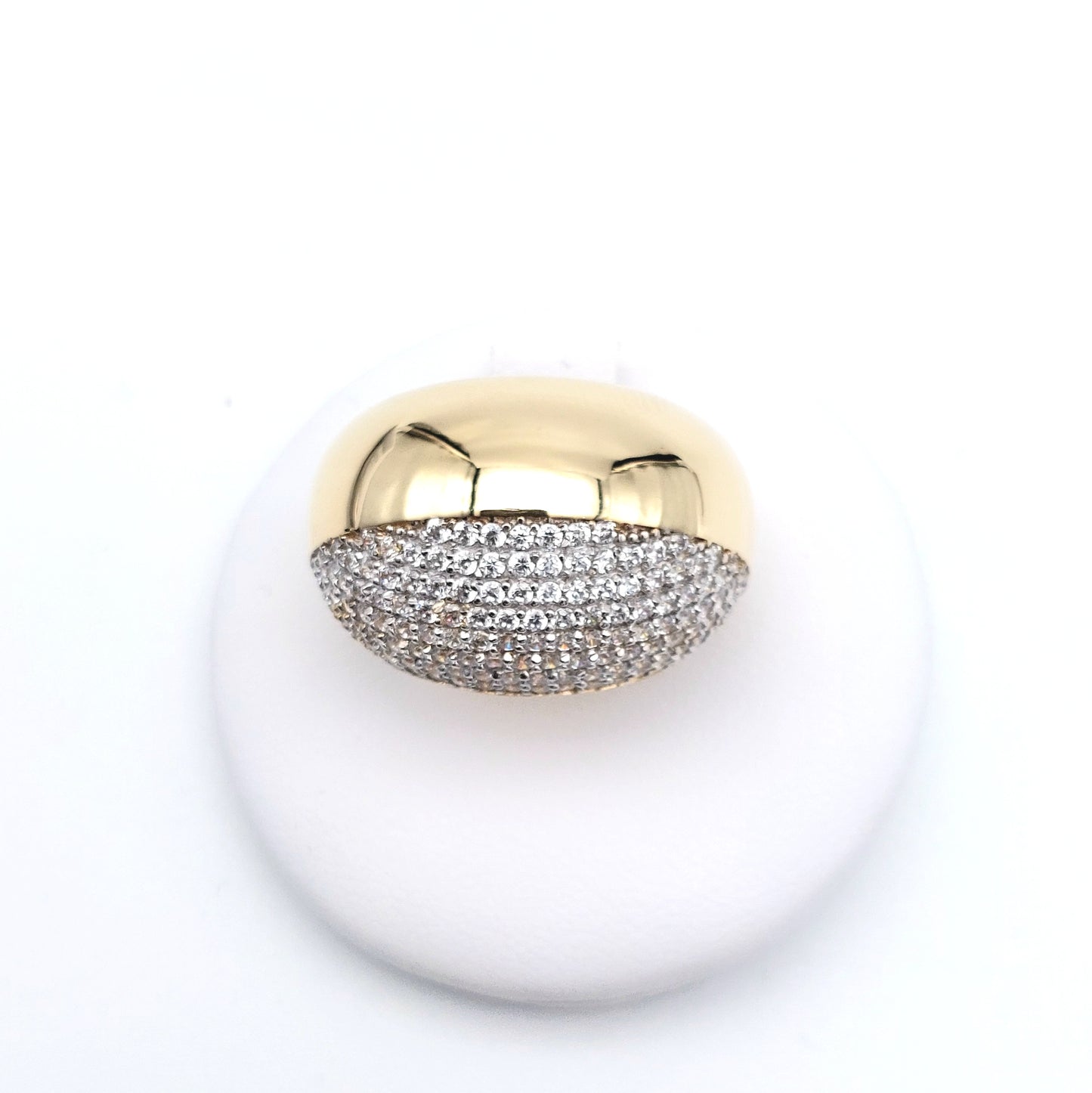 Anello a fascia da donna in oro giallo 18 KT con zirconi bianchi. AN-ORO061.