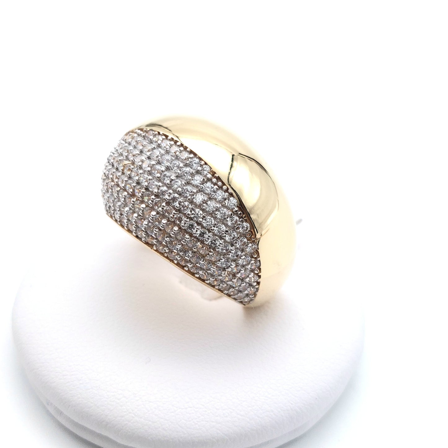 Anello a fascia da donna in oro giallo 18 KT con zirconi bianchi. AN-ORO061.