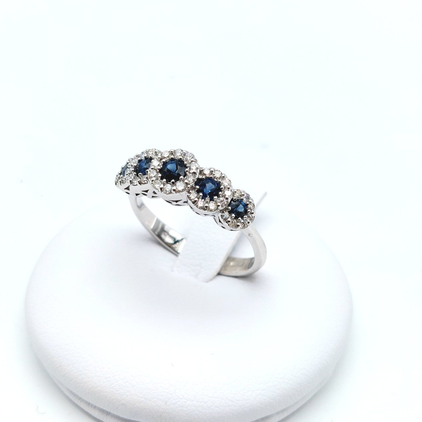 Anello in oro bianco 18 kt con zaffiri blu e brillanti. AN-BR-D001.